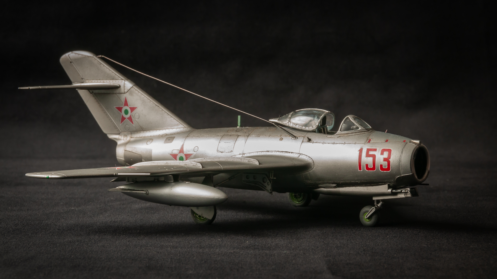 Hobby 2000 #48008 1/48 méretarányú MiG-15bis típusú első generációs sugárhajtású vadászgép elölnézete