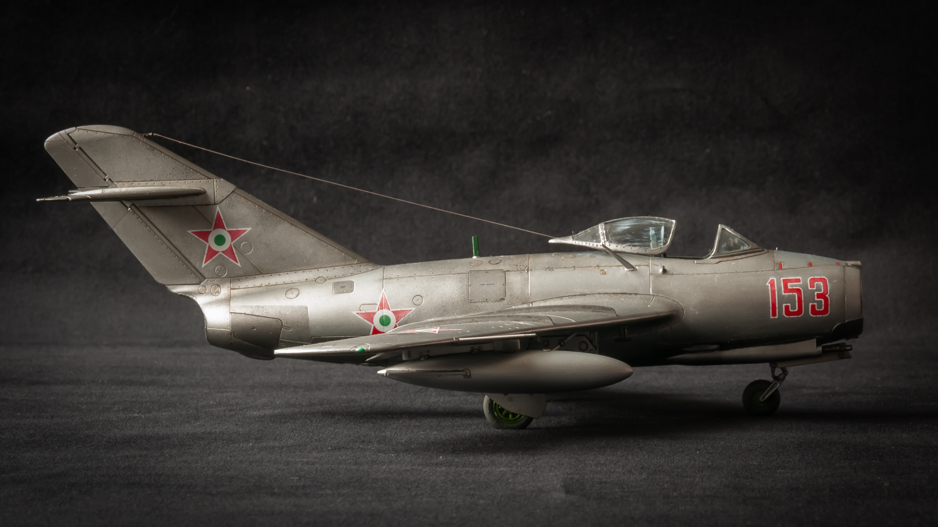 Hobby 2000 #48008 1/48 méretarányú MiG-15bis típusú első generációs sugárhajtású vadászgép jobb oldalnézete