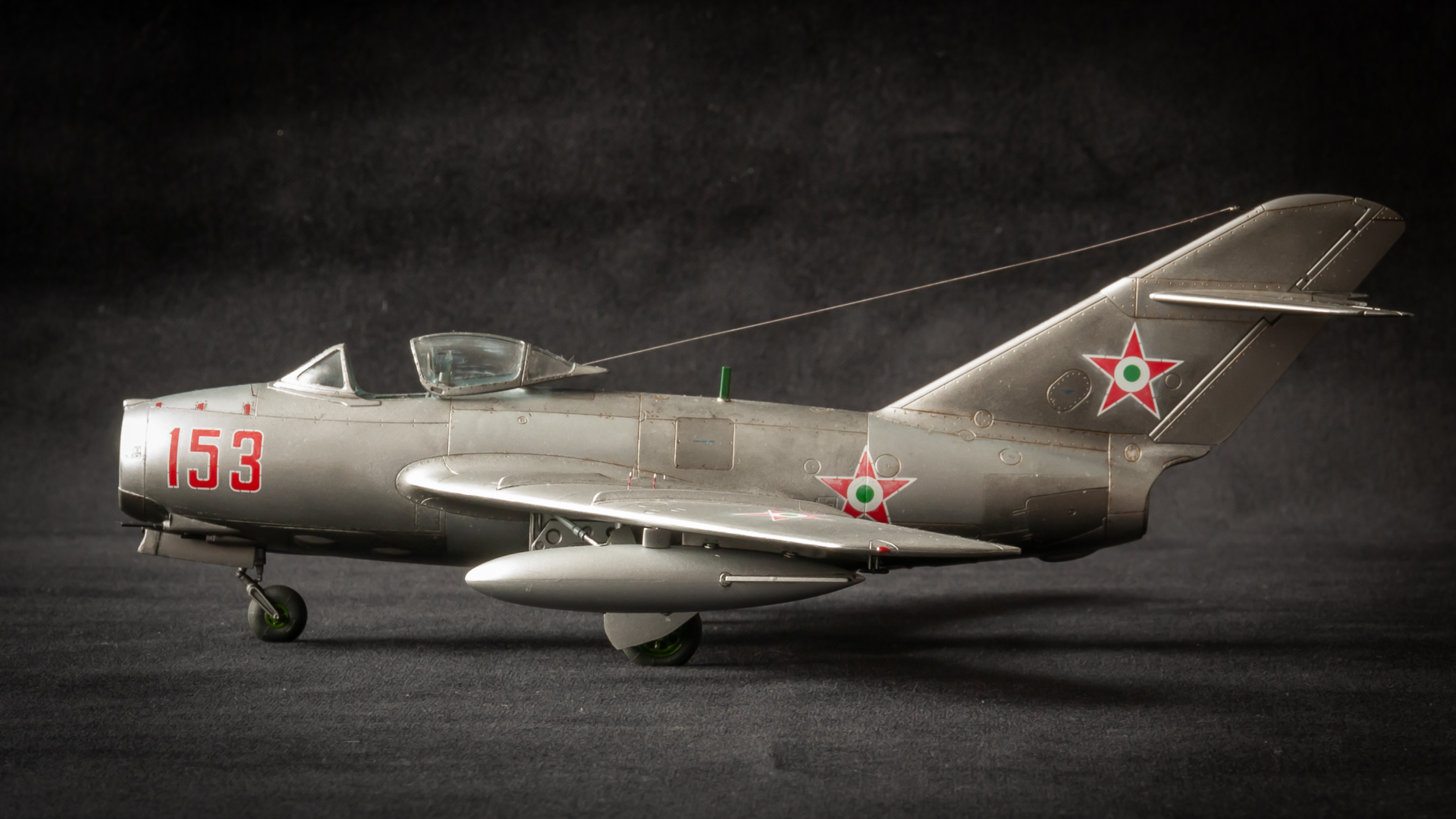 Hobby 2000 #48008 1/48 méretarányú MiG-15bis típusú első generációs sugárhajtású vadászgép bal oldalnézete