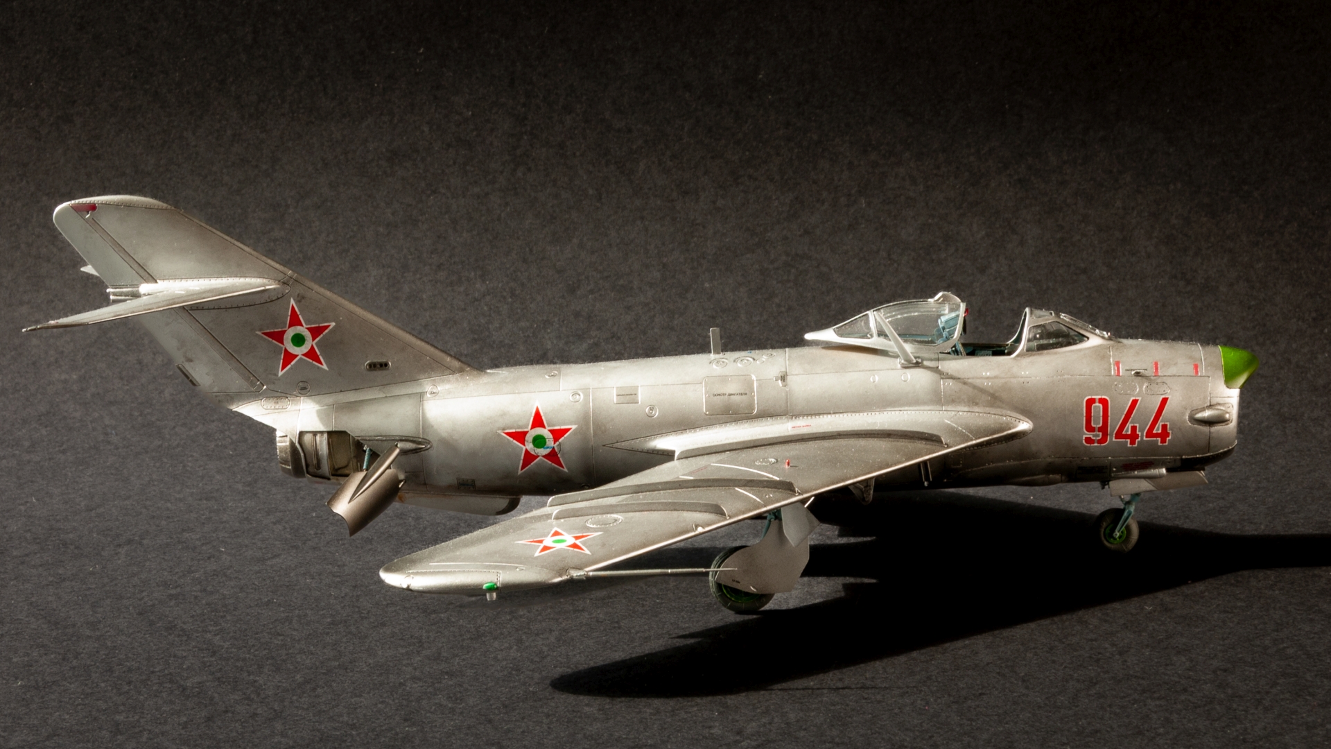 HobbyBoss #80336 1/48 méretarányú MiG-17PF típusú első generációs sugárhajtású vadászgép jobb oldalnézete