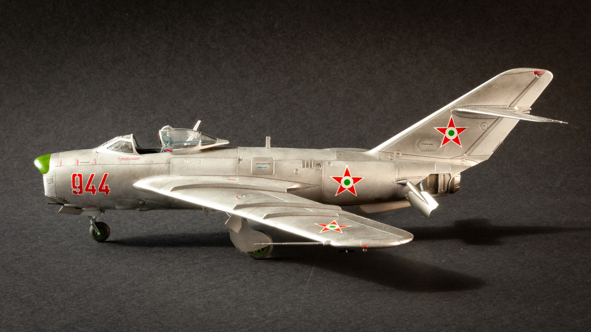 HobbyBoss #80336 1/48 méretarányú MiG-17PF típusú első generációs sugárhajtású vadászgép bal oldalnézete
