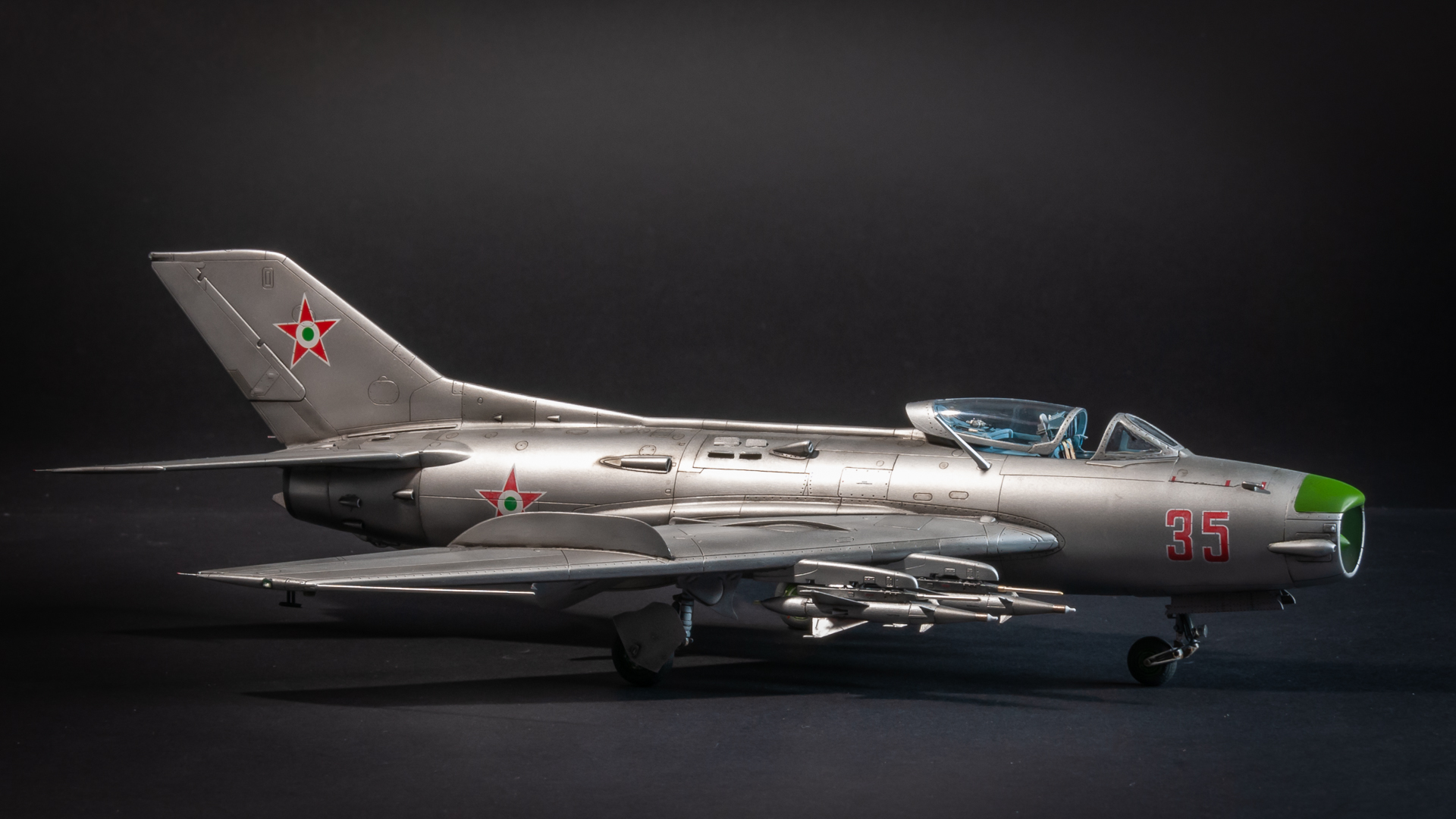 Trumpeter #02804 1/48 méretarányú MiG-19PM típusú második generációs vadászgép elölnézete