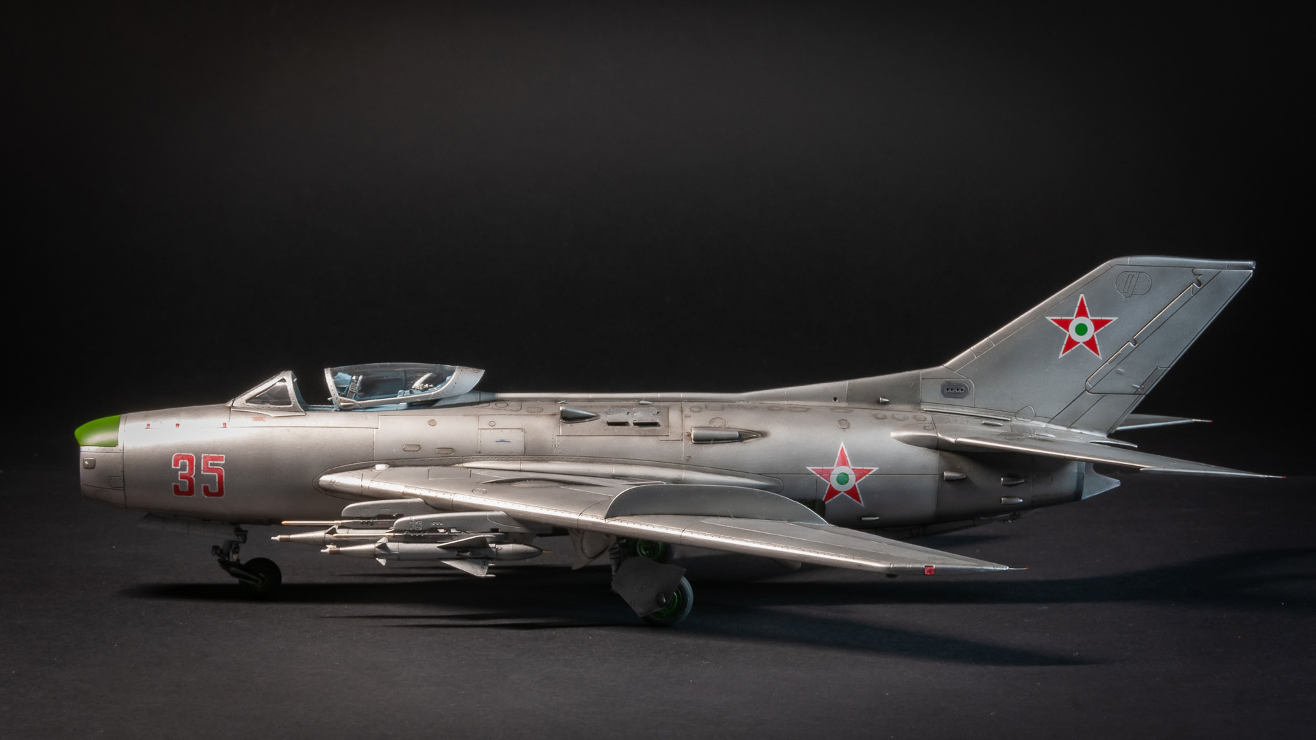 Trumpeter #02804 1/48 méretarányú MiG-19PM típusú második generációs vadászgép bal oldalézete