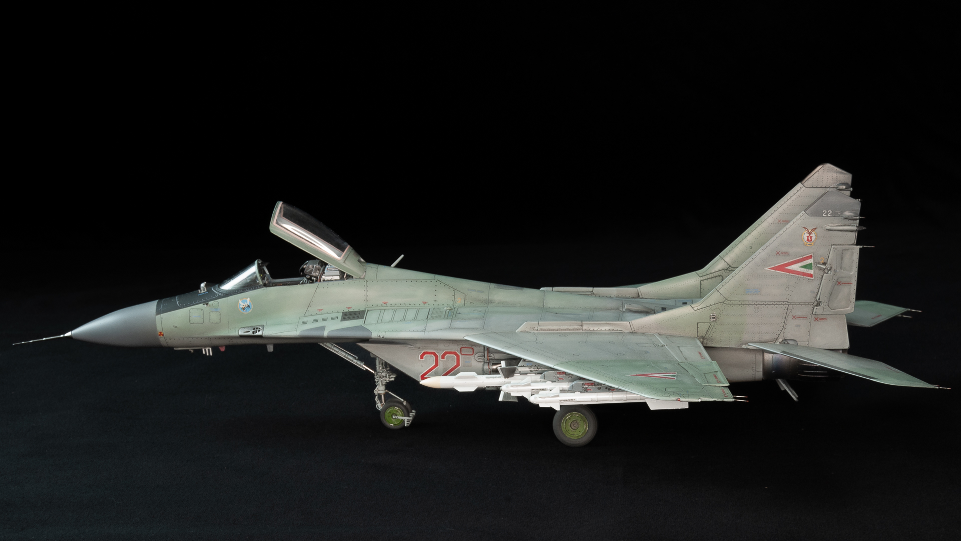 G.W.H #L4811 1/48 méretarányyú MiG-29 9.12 típusú negyedik generációs vadászgép bal oldalnézete