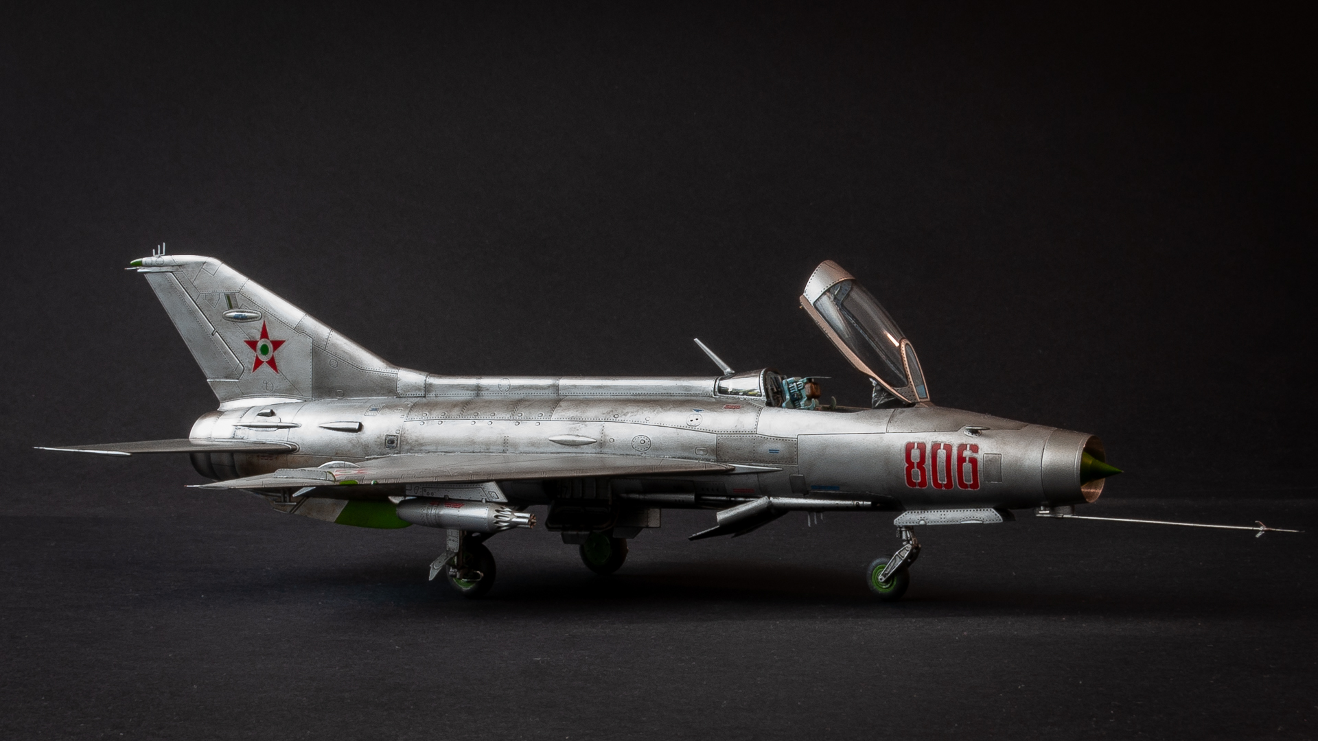 Trumpeter #02858 1/48 méretarányú MiG-21 F-13 típusú második generációs vadászgép elölnézete