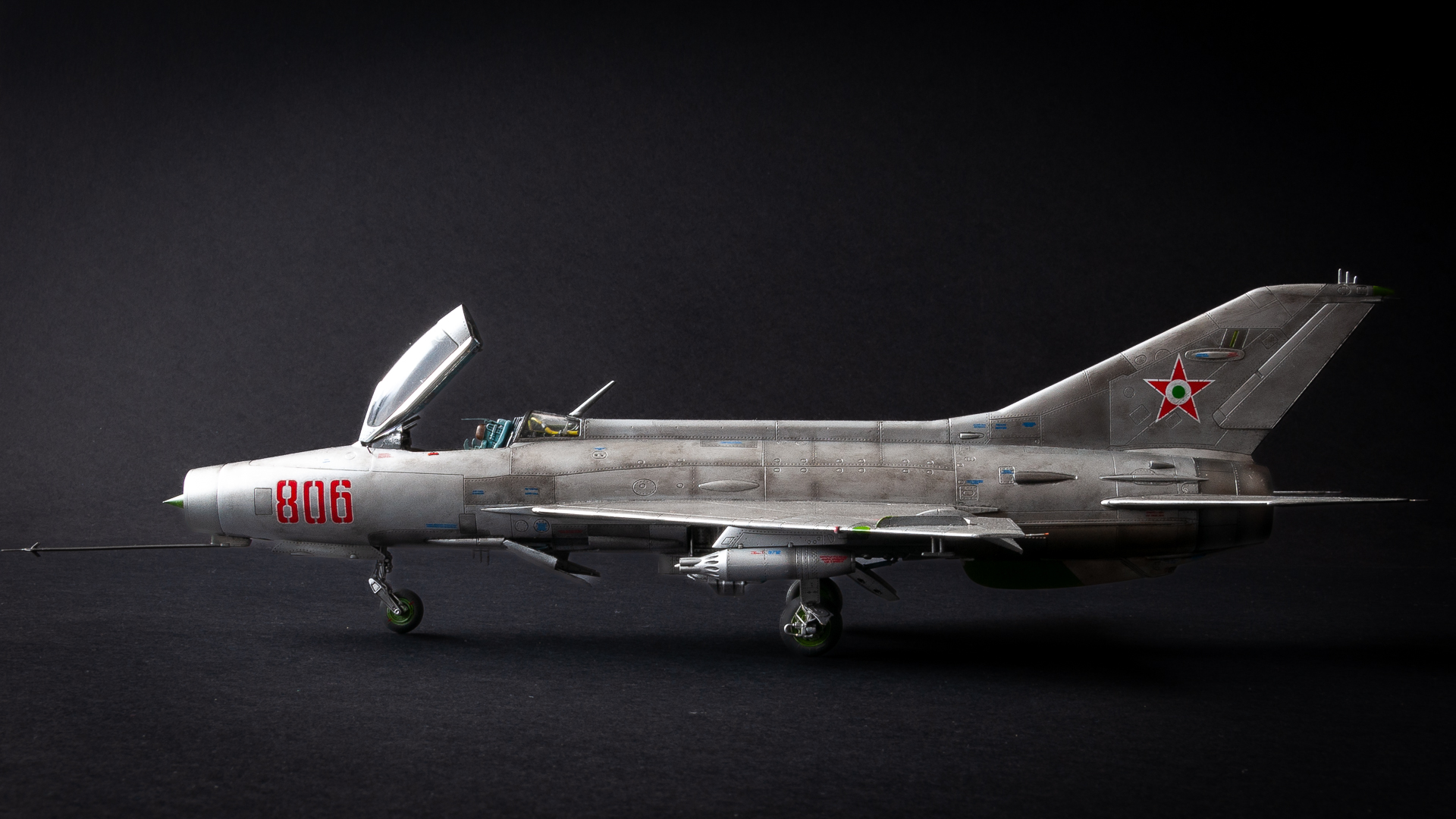 Trumpeter #02858 1/48 méretarányú MiG-21 F-13 típusú második generációs vadászgép bal oldalnézete