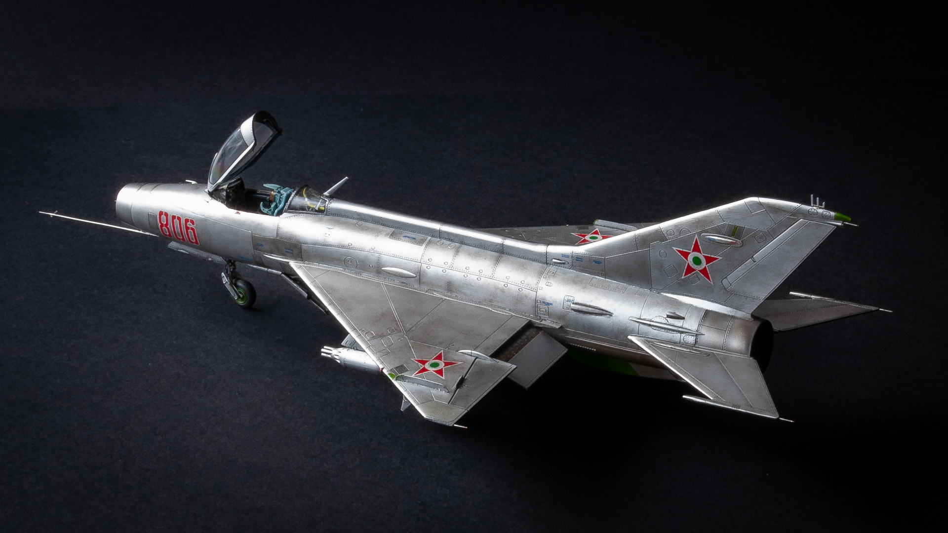 Trumpeter #02858 1/48 méretarányú MiG-21 F-13 típusú második generációs vadászgép jobb oldalnézete